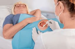 Askina® Barrier Film Swabs-Application around the chronic wound